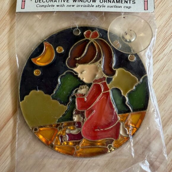 Vintage Suncatcher Girl Praying w Doll Design W/Suction Cup 3-1/4" Brass Glass - Picture 2 of 4